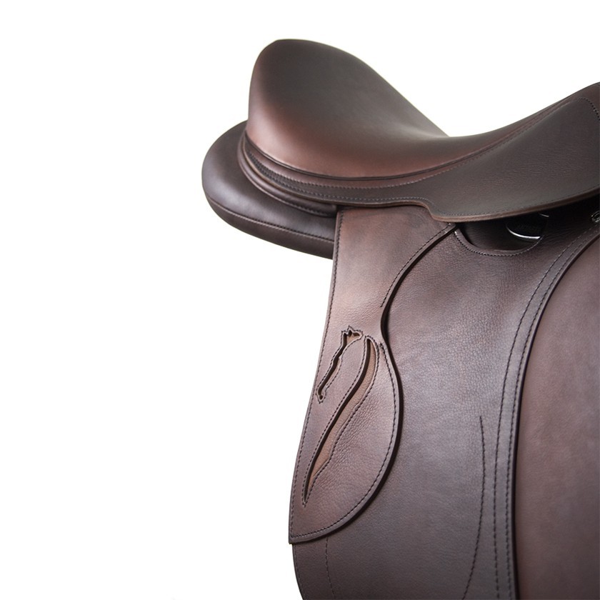 Comfort jumping saddle