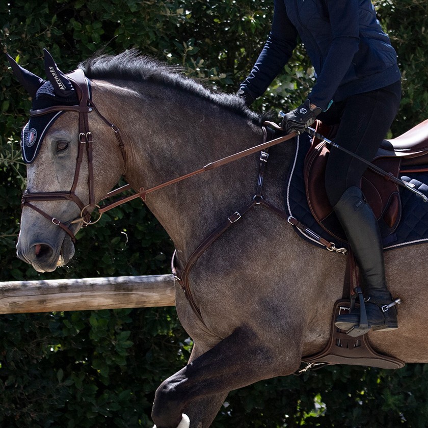 Precision leather breastplate for mono flap saddle